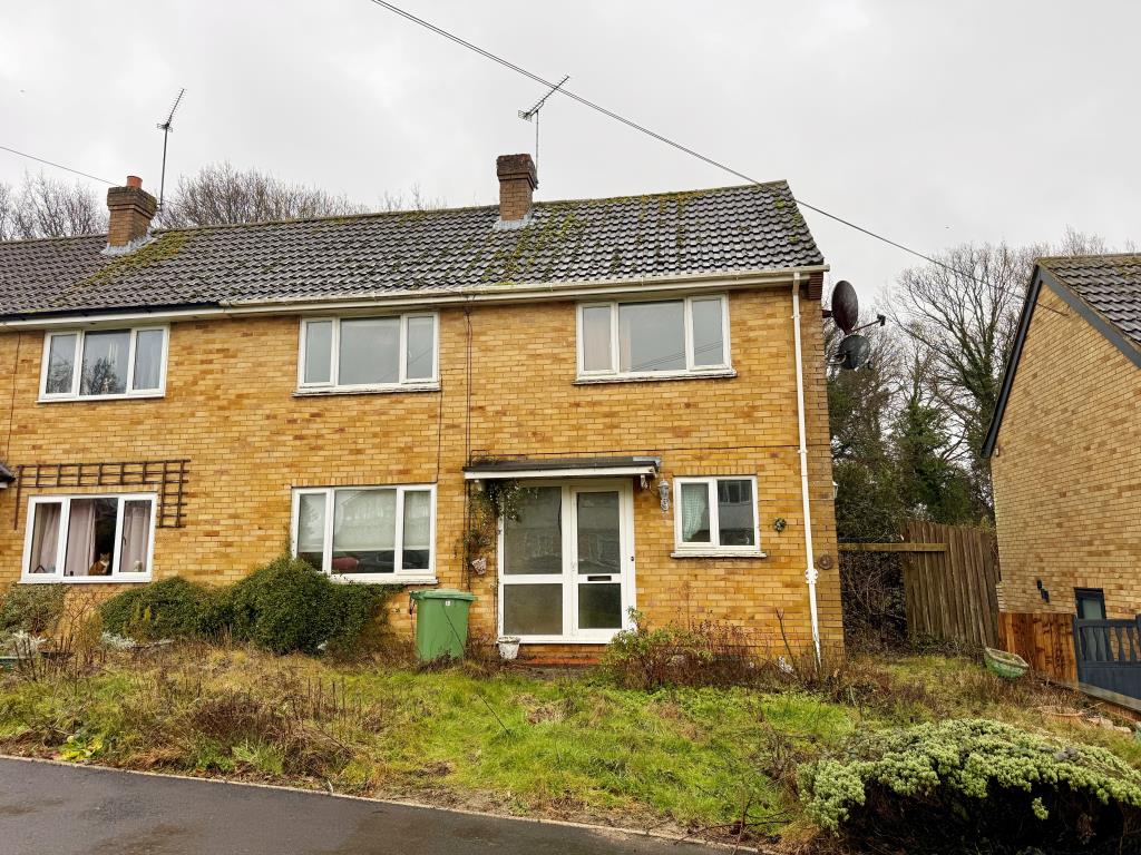 Lot: 121 - A SEMI-DETACHED HOUSE FOR REFURBISHMENT - Semi-detached house